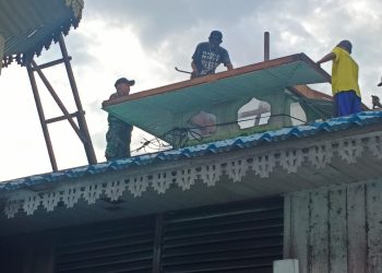 Sinergitas TNI dan Masyarakat Kasarangan Laksanakan Gotong Royong Bongkar Langgar Babul Jannah