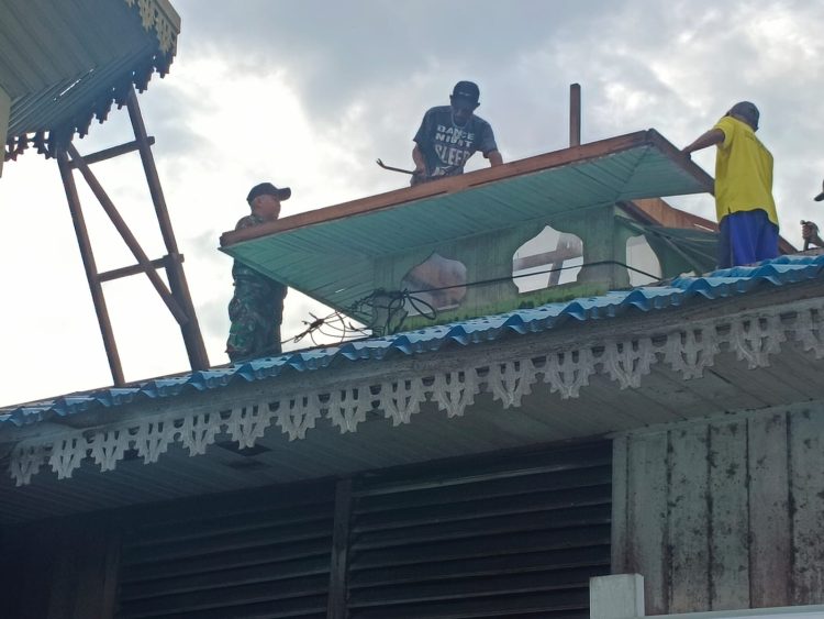 Sinergitas TNI dan Masyarakat Kasarangan Laksanakan Gotong Royong Bongkar Langgar Babul Jannah