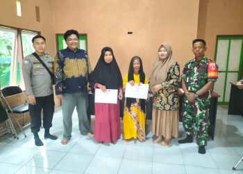 Wujud Peran Aktif, Babinsa Dampingi Penyaluran BLT Dana Desa