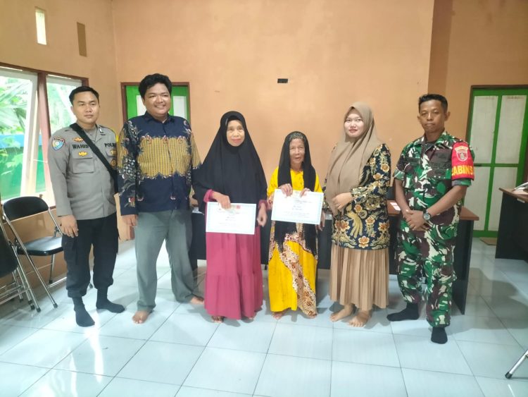 Wujud Peran Aktif, Babinsa Dampingi Penyaluran BLT Dana Desa