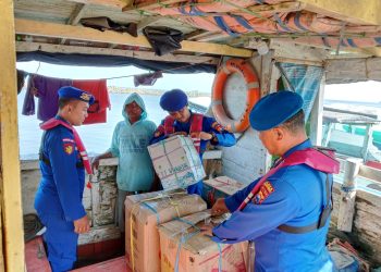 Polisi Periksa Kapal dan Penumpang di Pelabuhan Jangkar Situbondo