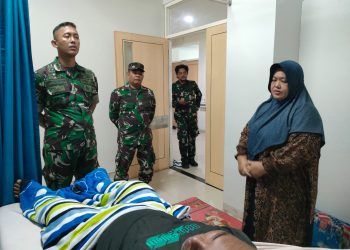 Dandim HST Besuk Anggota yang Sedang Sakit