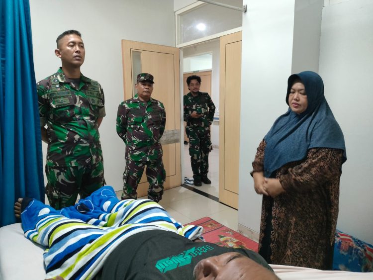 Dandim HST Besuk Anggota yang Sedang Sakit