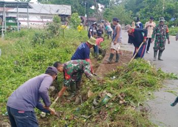 Kerja Bakti Personil TNI Polri dan Forkopincam Batu Benawa