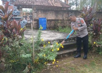 Rangkaian HUT Bhayangkara ke 78, Polsek RKT Lakukan Pembersihan Masjid dan Pure