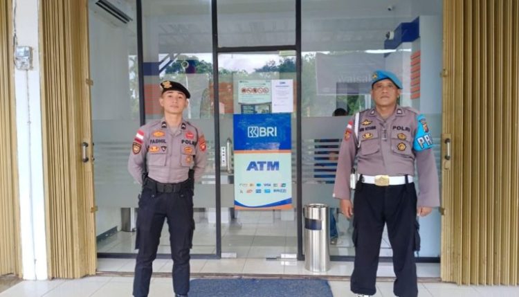 Anggota Polsek Sekayam Gelar Patroli Rutin di Area Perbankan