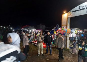 Anggota Polsek Sidomukti Berikan Pengamanan Pasar Malam di Lapangan Kecandran