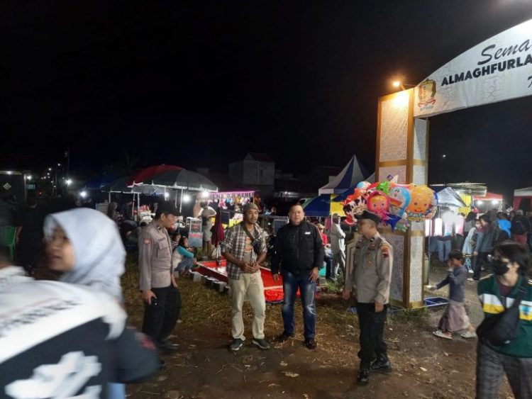 Anggota Polsek Sidomukti Berikan Pengamanan Pasar Malam di Lapangan Kecandran