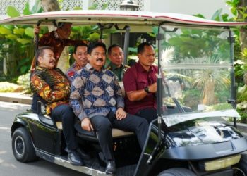 Kapolri dan Jaksa Agung Bersalaman, Ada apa?