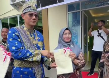 Menteri AHY Serahkan 6 Sertifikat Kepada Masyarakat Dumai