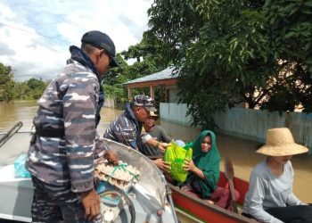 TNI Peduli, Membantu Warga Terdampak Banjir 