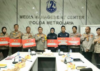 Kabid Humas Polda Metro Jaya Berikan Penghargaan Kepada 6 Personil
