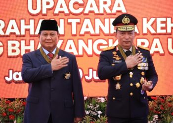 Presiden Terpilih Prabowo Subianto Terima Penghargaan dari Polri