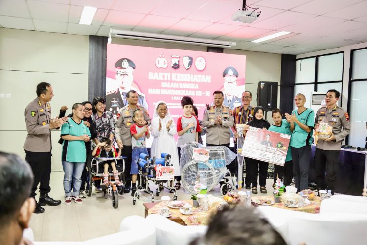 Irjen Pol Ahmad Luthfi Gelar Bakti Kesehatan, Serahkan Ribuan Bantuan