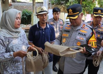Kapolres Serang Berikan Bingkisan Sembako, Emak Emak Pengrajin Anyaman Bambu