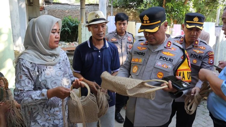 Kapolres Serang Berikan Bingkisan Sembako, Emak Emak Pengrajin Anyaman Bambu