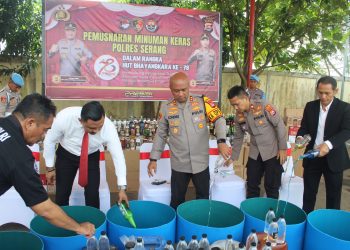Rangkaian HUT Bhayangkara ke 78, Polres Serang Musnahkan Miras Sebanyak 5061 Botol