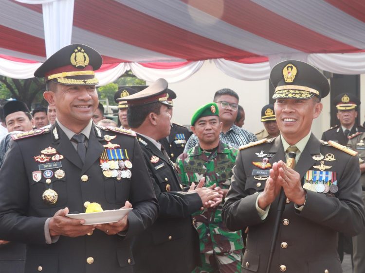 Korem 051/Wkt Berikan Kejutan Nasi Tumpeng saat HUT Bhayangkara ke-78 