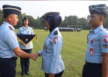 Komandan Lanud Suryadarma Sematkan Pangkat Penghargaan