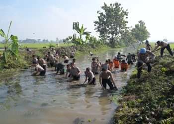 Kodim 0726/Sukoharjo Bersihkan Sungai Grajegan