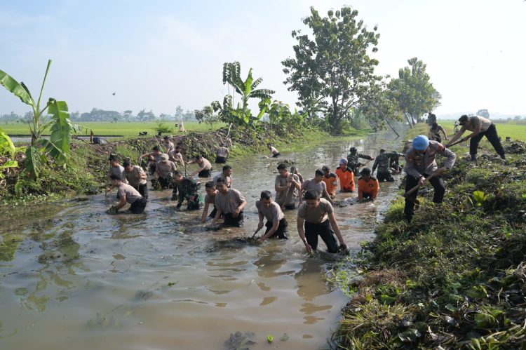 Kodim 0726/Sukoharjo Bersihkan Sungai Grajegan