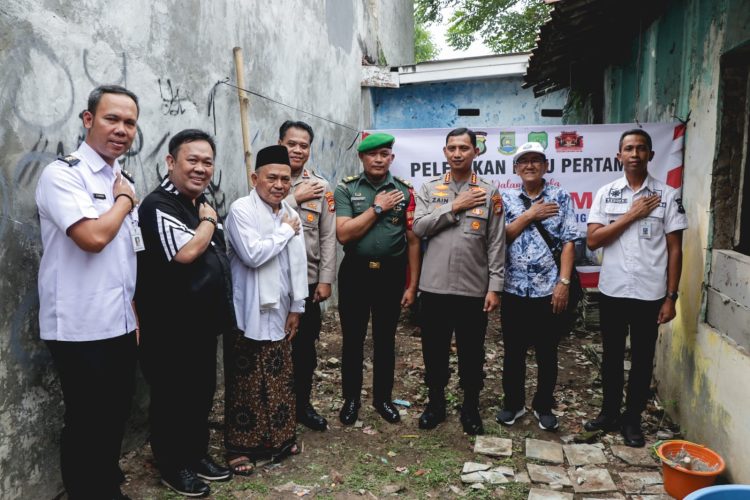 Peletakan Batu Pertama Bedah Rumah di Karawaci