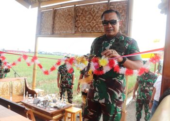 Pangdam Jaya Resmikan “Gubuk Rajo” dan Panen Bawang Merah
