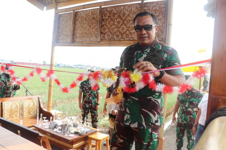 Pangdam Jaya Resmikan “Gubuk Rajo” dan Panen Bawang Merah