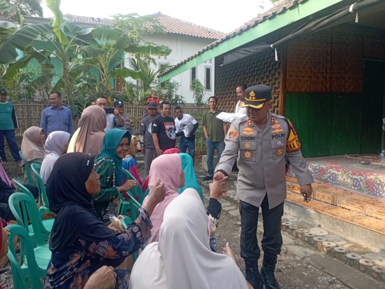 Kapolres Serang Bersama Emak Emak Lansia dan Anak Yatim