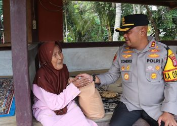 Kapolres Serang Silaturahmi Bersama Emak Emak Lansia Desa Pangawinan