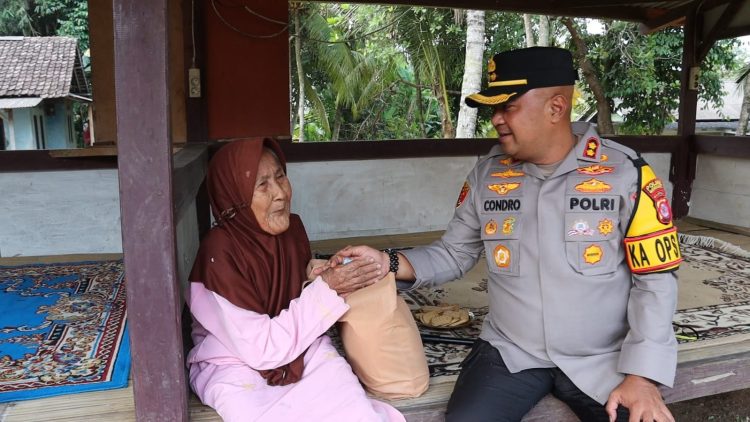 Kapolres Serang Silaturahmi Bersama Emak Emak Lansia Desa Pangawinan