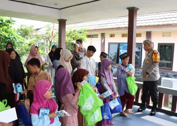 Kapolres Serang Bagikan Bansos Bersama Emak Emak dan Anak Yatim