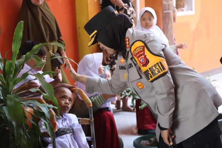 Jajaran Polresta Cirebon Kunjungi SLB ABCD Bina Mandiri Cirebon 