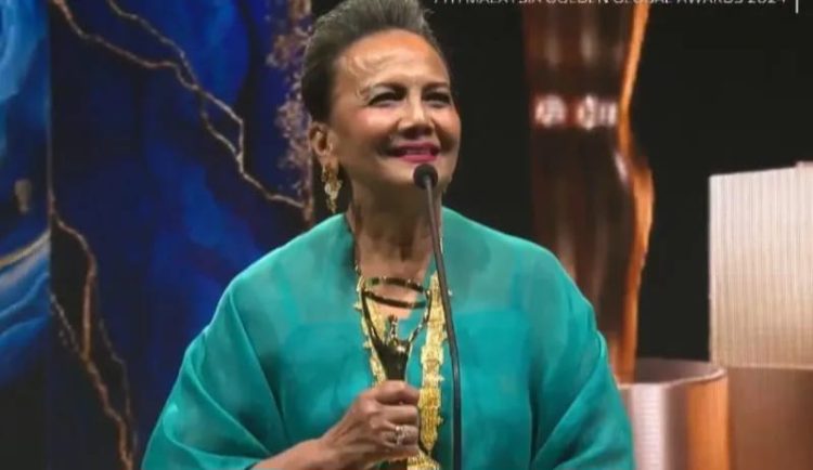 Aktris senior Christine Hakim menerima Lifetime Achievement Award
