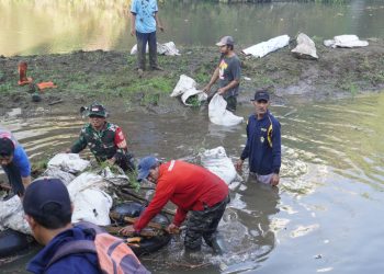 Babinsa Teras Turut Serta Bersihkan Sampah Sungai