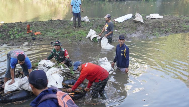 Babinsa Teras Turut Serta Bersihkan Sampah Sungai