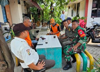 Tingkatkan Keamanan Lingkungan, Sertu Bambang Komsos bersama Security
