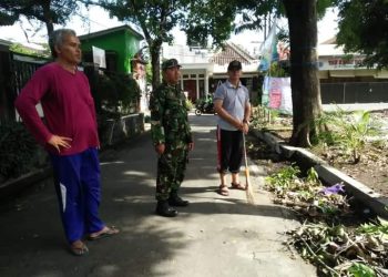 Jalin Silaturahmi Babinsa Bersama Linmas Laksanakan Kerja Bakti Dengan Masyarakat