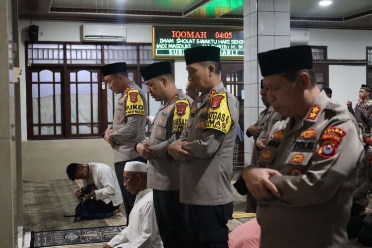 Implementasikan Commander Wish, Kapolda Banten Laksanakan Safari Subuh Keliling 