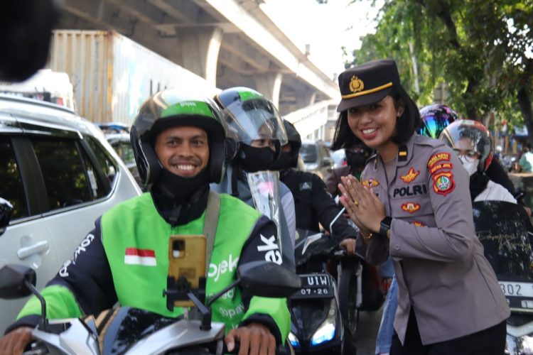 HUT Polwan Ke-76, Polwan Polres Metro Jakarta Utara Bagikan Bunga kepada Masyarakat yang Melintas 