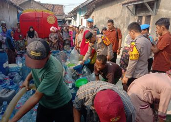 Melalui Ngariung Iman Ngariung Aman, Kapolres Serang Berikan Bantuan 2 Tangki Air Bersih Kapasitas 16000 Liter Kepada Warga Desa Cigelam 