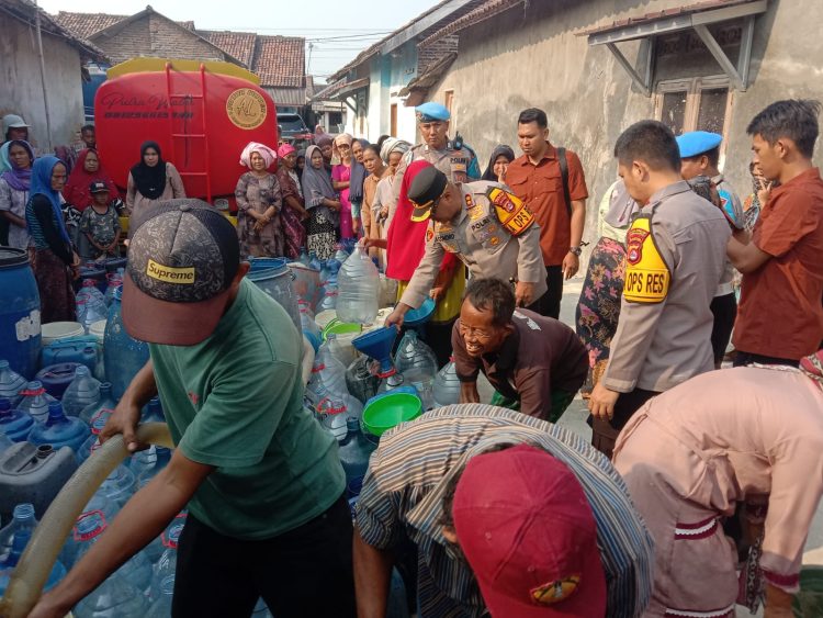 Melalui Ngariung Iman Ngariung Aman, Kapolres Serang Berikan Bantuan 2 Tangki Air Bersih Kapasitas 16000 Liter Kepada Warga Desa Cigelam 