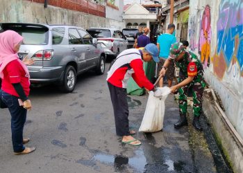Babinsa Koramil 01/Jatinegara, Karya Bhakti Bersihkan Saluran Air