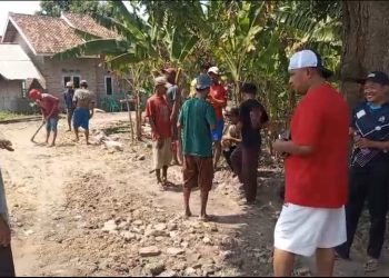 Program PECAK, Kapolres Serang Berikan Bantuan Pengurukan dan Lampu Penerangan Jalan