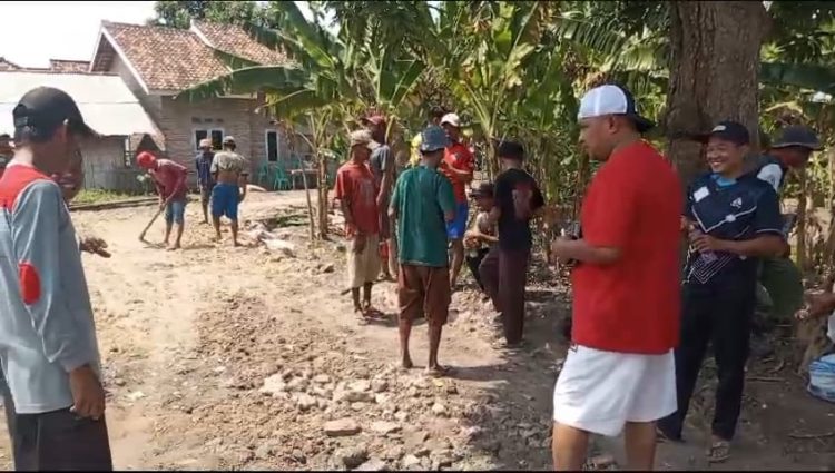Program PECAK, Kapolres Serang Berikan Bantuan Pengurukan dan Lampu Penerangan Jalan