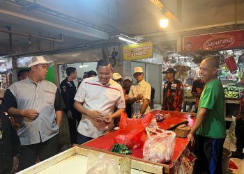 Tri Adhianto Dicurhati Pedagang saat Belanja Daging Ke Pasar Bantargebang