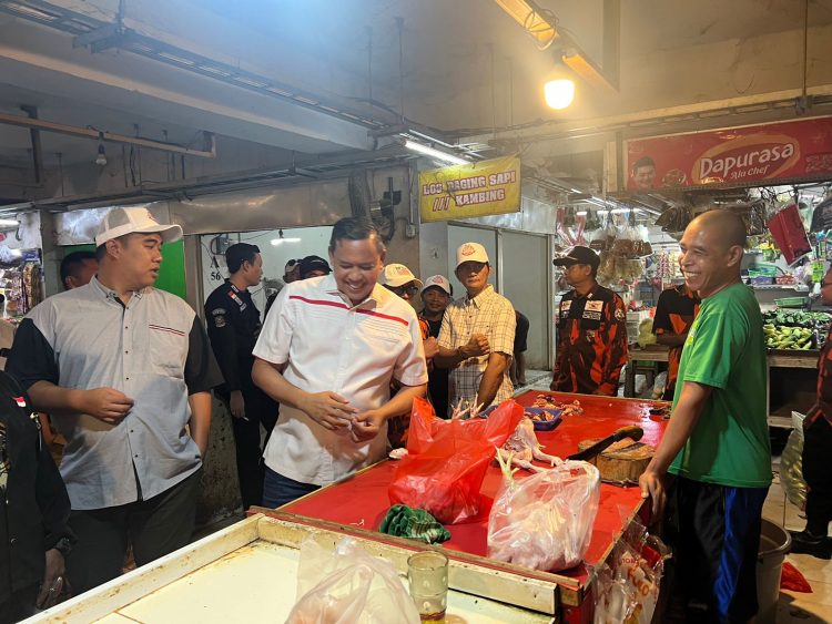 Tri Adhianto Dicurhati Pedagang saat Belanja Daging Ke Pasar Bantargebang