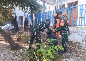 Bersama Warga, Babinsa Koramil Cipayung Bersihkan Sampah