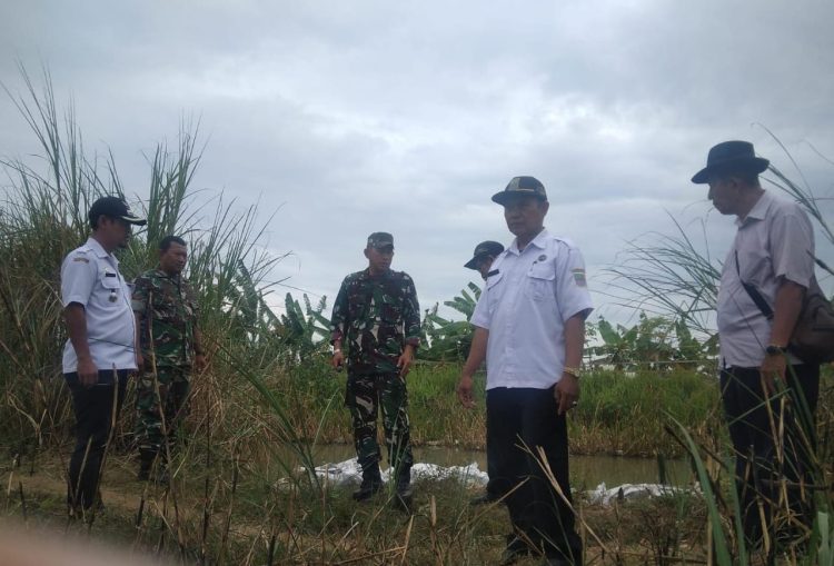 Danramil 11 Pebayuran Bersama Camat Tinjau Tanggul Jebol di Desa Sumberejat