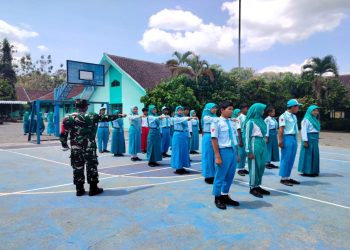 Tanamkan Kedisiplinan Di Sekolah, Serma Kamali Latih PBB Siswa Siswi SMPN 01 Gandusari